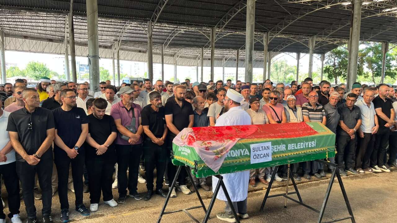 Kırmızılı Kadın'a hüzünlü veda! Konyalılar son yolculuğunda yalnız bırakmadı 16